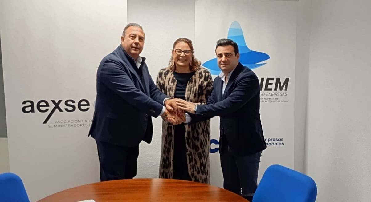 El presidente honorífico de AEXSE, Lorenzo Florencio, y la presidenta, Susana Donaire, junto al presidente de CIEM, José Luis Iniesta, en la sede de CIEM.