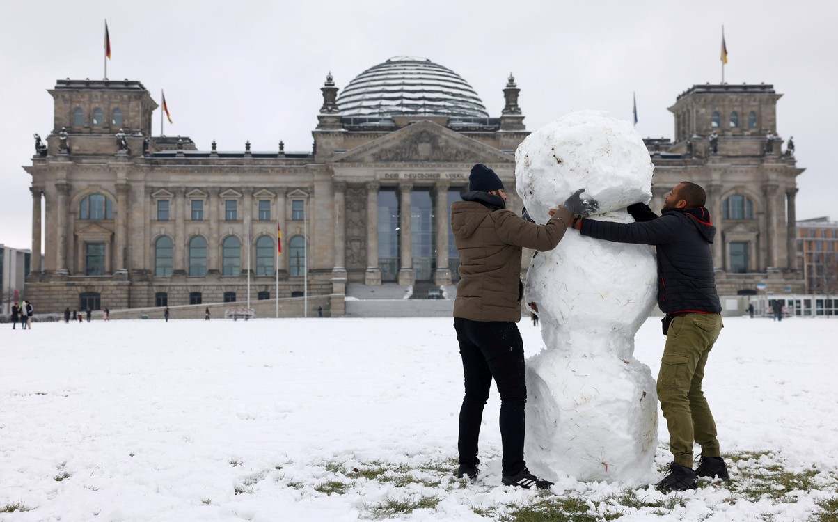 berlineses haciendo un muñeco de nieve frente al bundestag