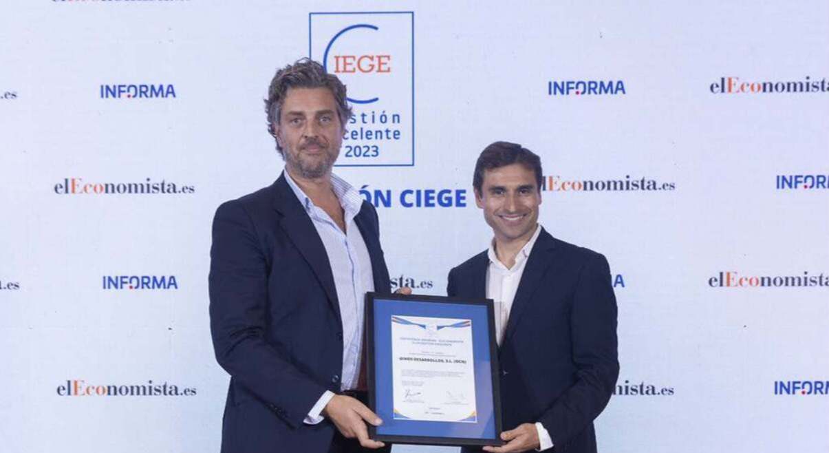 Pascual Jordan Bodi y Bautista Juan Pitarch, administradores de Oikos Desarrollos, en la entrega de certificados CIEGE de Informa - elEconomista