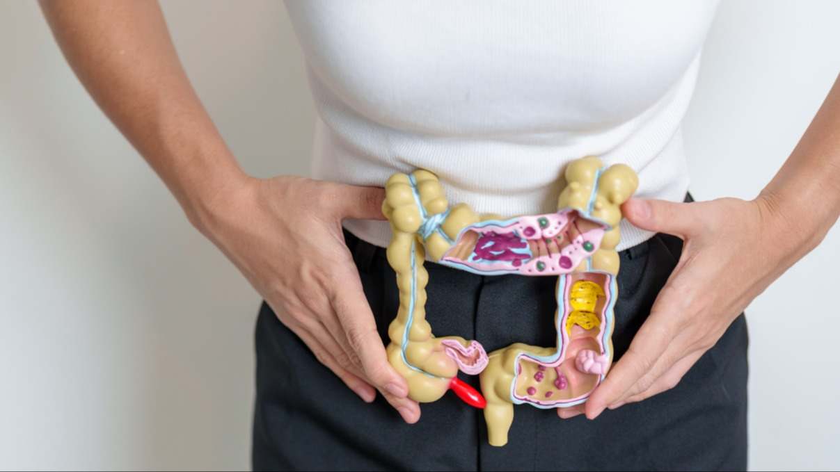 Explicamos en detalle qué es la enfermedad de Crohn, cómo identificarla, qué síntomas tiene, sus posibles causas y los tratamientos existentes