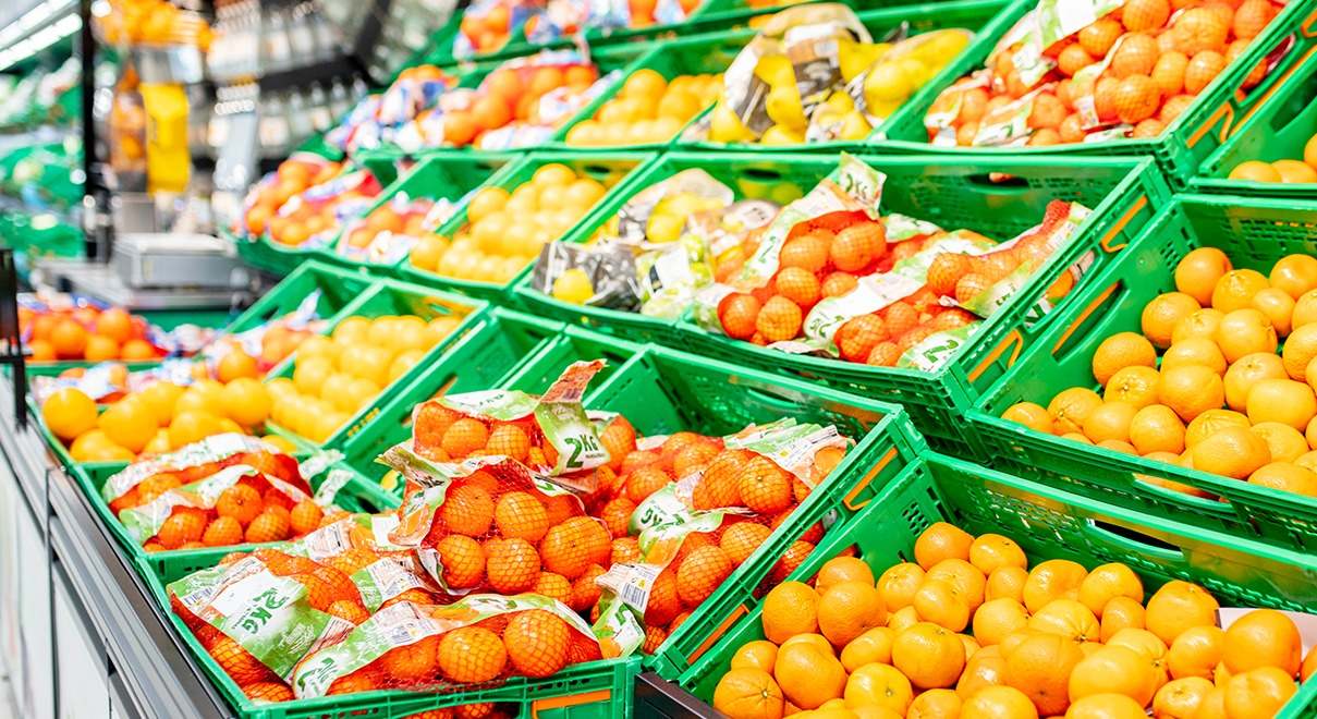 cajas verdes de fruta y verdura del Mercadona