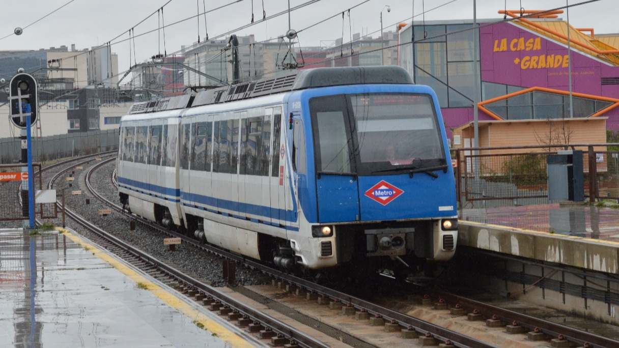 Tren circulando por la línea 9B de Metro de Madrid. / Sergio de Frutos