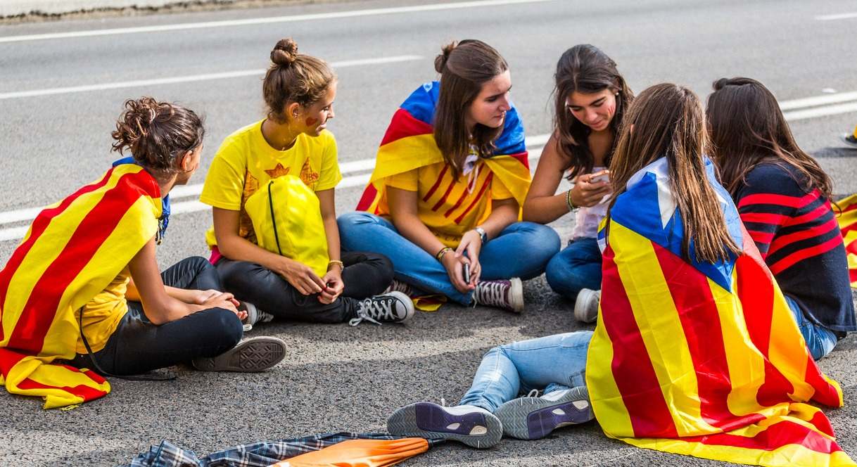 El número de jóvenes que se consideran "solo catalanes" o "más catalanes que españoles" cae en picado.