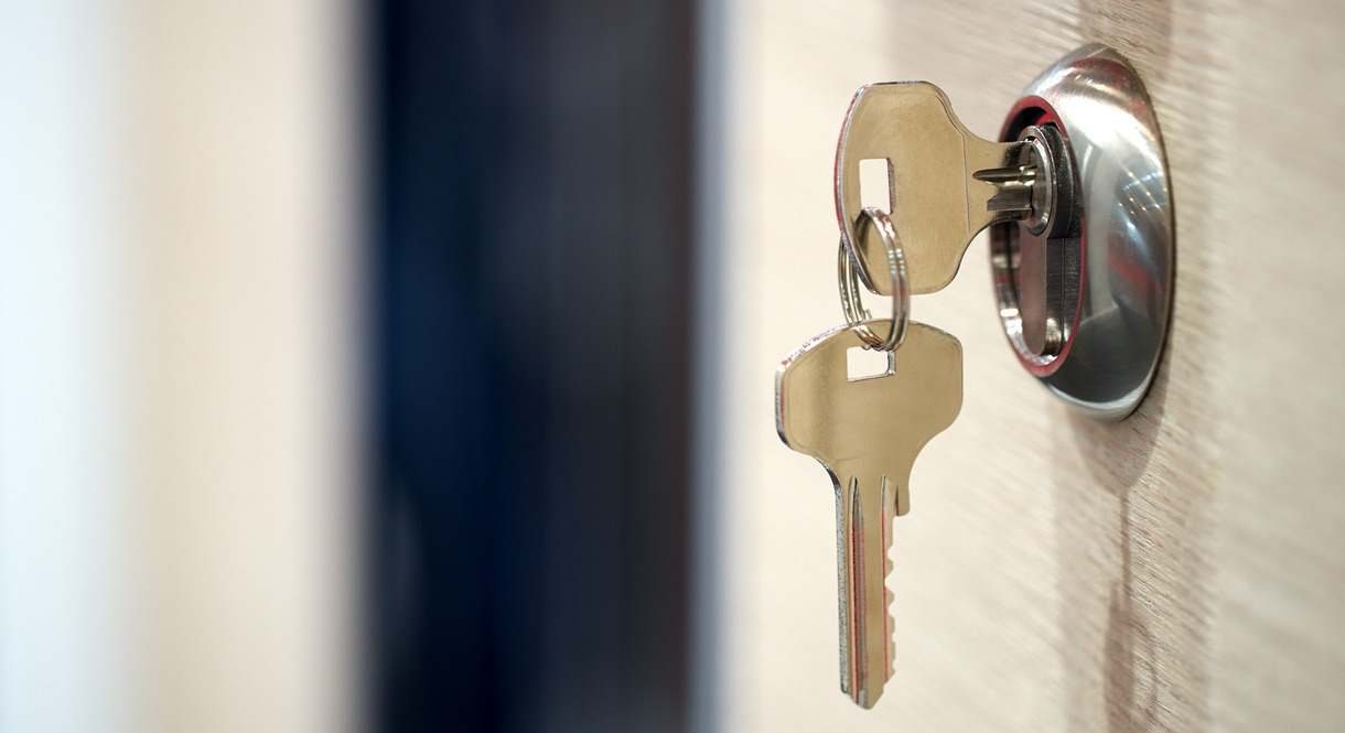 cerradura de una puerta con llave