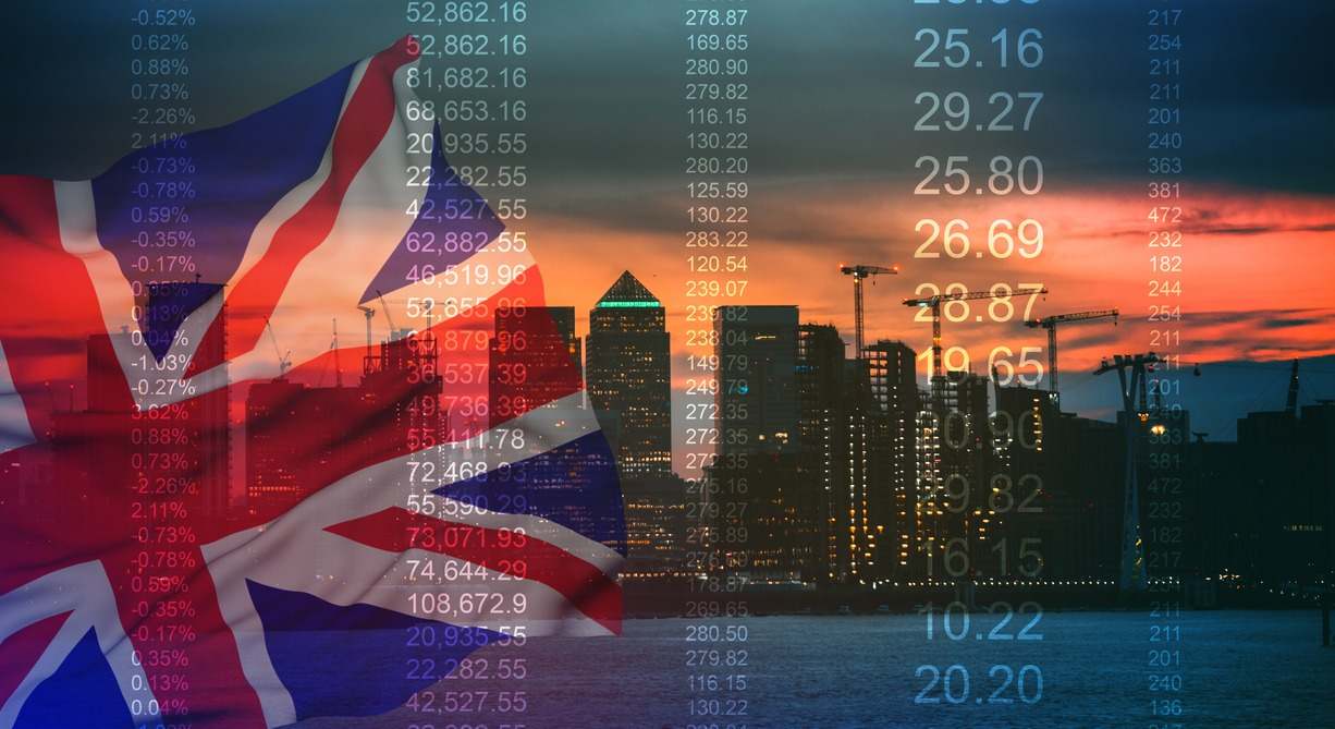 Bandera de Reino Unido y skyline de Londres al fondo con cifras financieras
