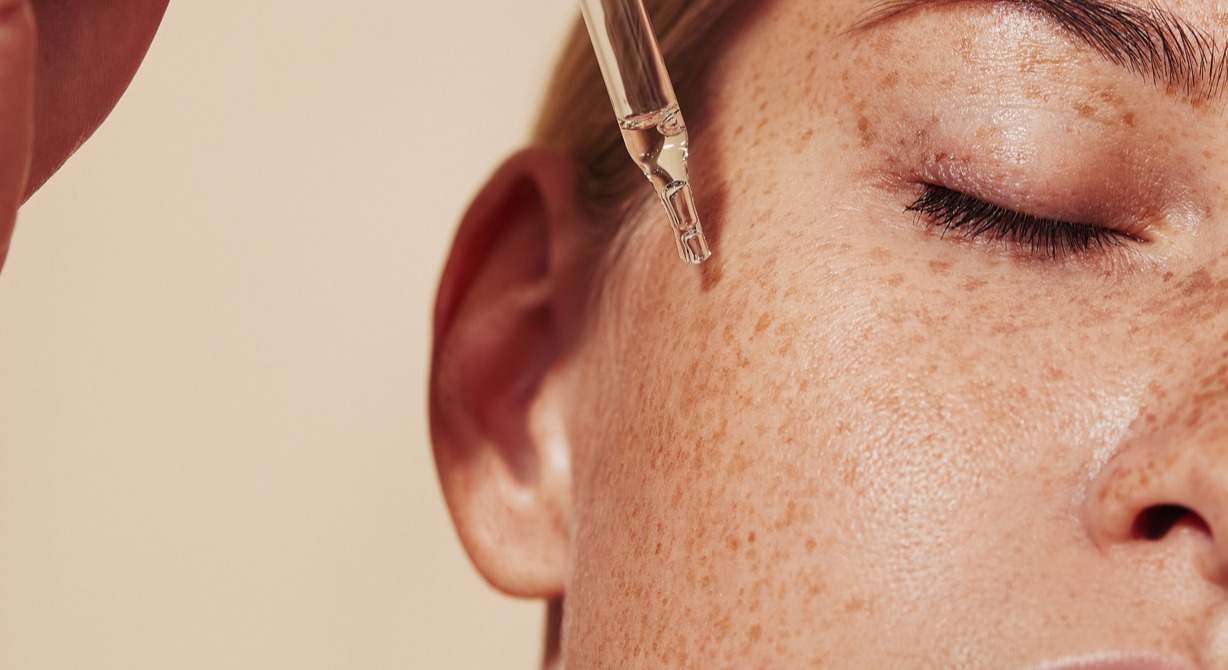 Mujer aplicándose retinol