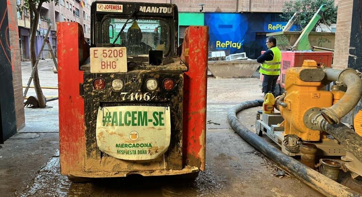 Maquinaria aportada por Mercadona limpiando las calles afectadas por la DANA en Catarroja