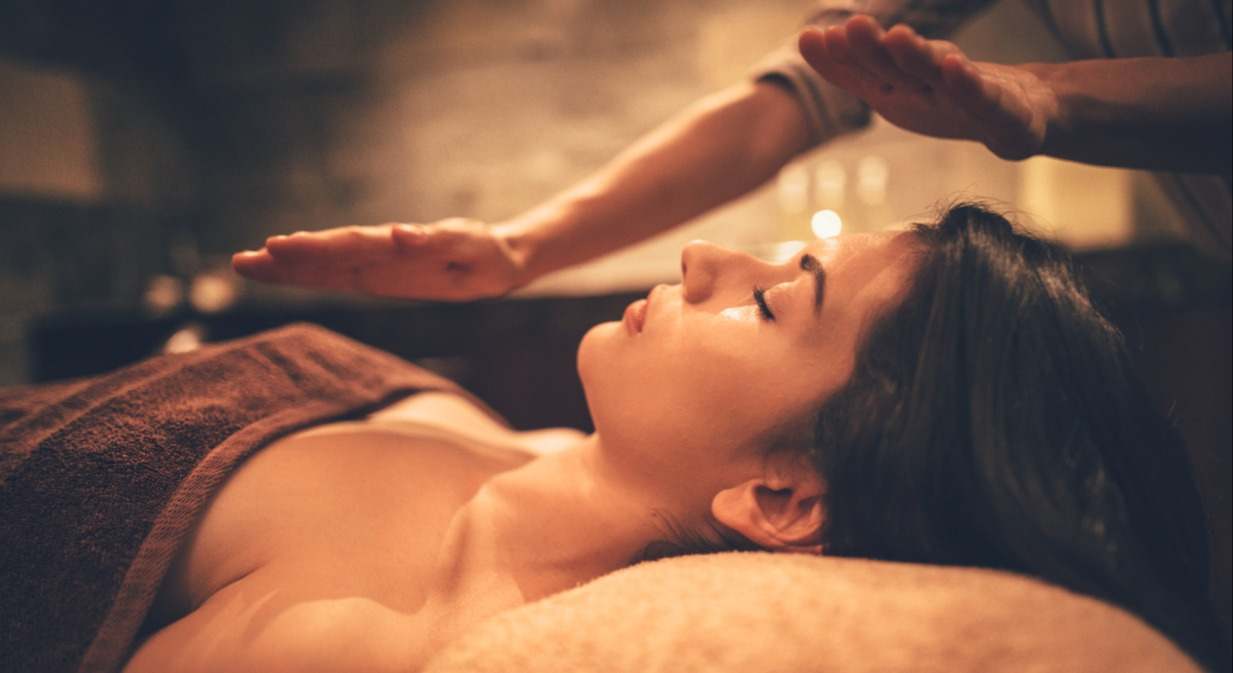 El reiki es un método japones que se utiliza para aliviar el estrés. En este artículo descubre sus beneficios