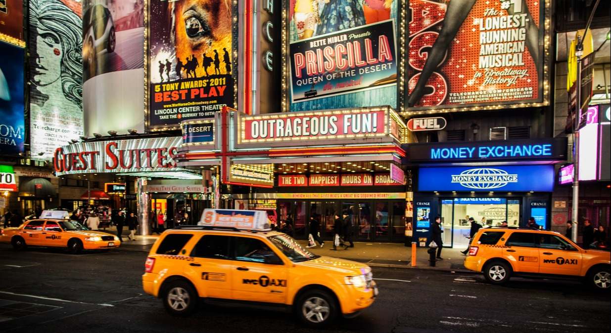 Taxis pasan por delante de los teatros de Broadway, en Nueva York. Foto: iStock