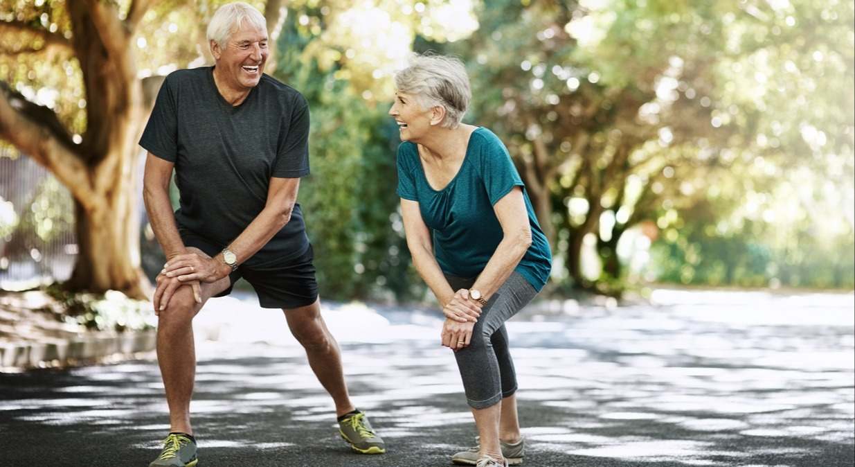 Mantener la actividad física con el paso de los años es esencial para nuestra salud física y mental. Te contamos los mejores deportes para practicar cuando tienes más de 50 años.