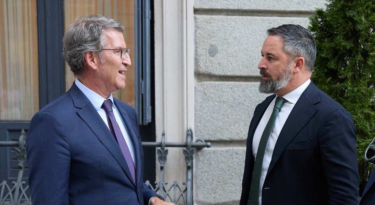 El líder del PP, Alberto Núñez Feijóo, junto al de Vox, Santiago Abascal | EP