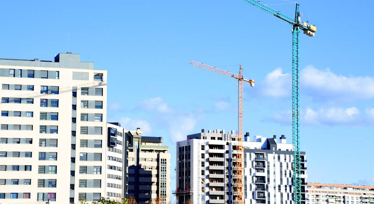 Grúa torre en la construcción de un edificio residencial