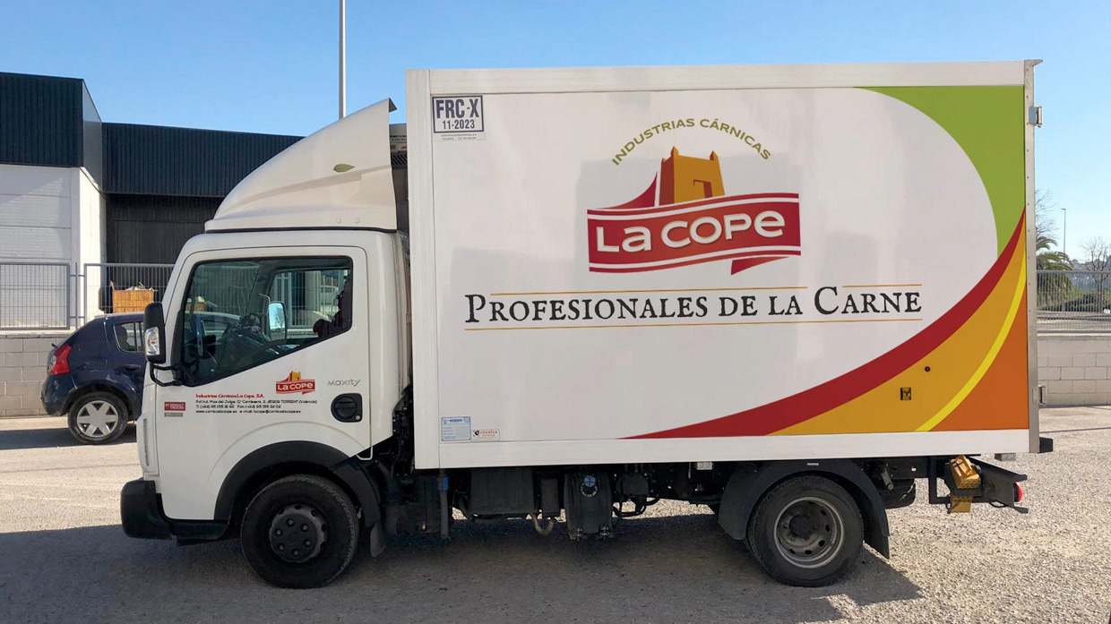 Una furgoneta de Industrias Cárnicas La Cope.