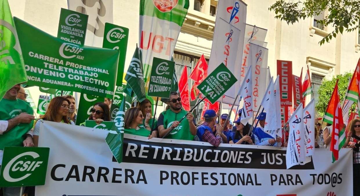 Concentración de trabajadores de la Agencia Tributaria en Sevilla.
