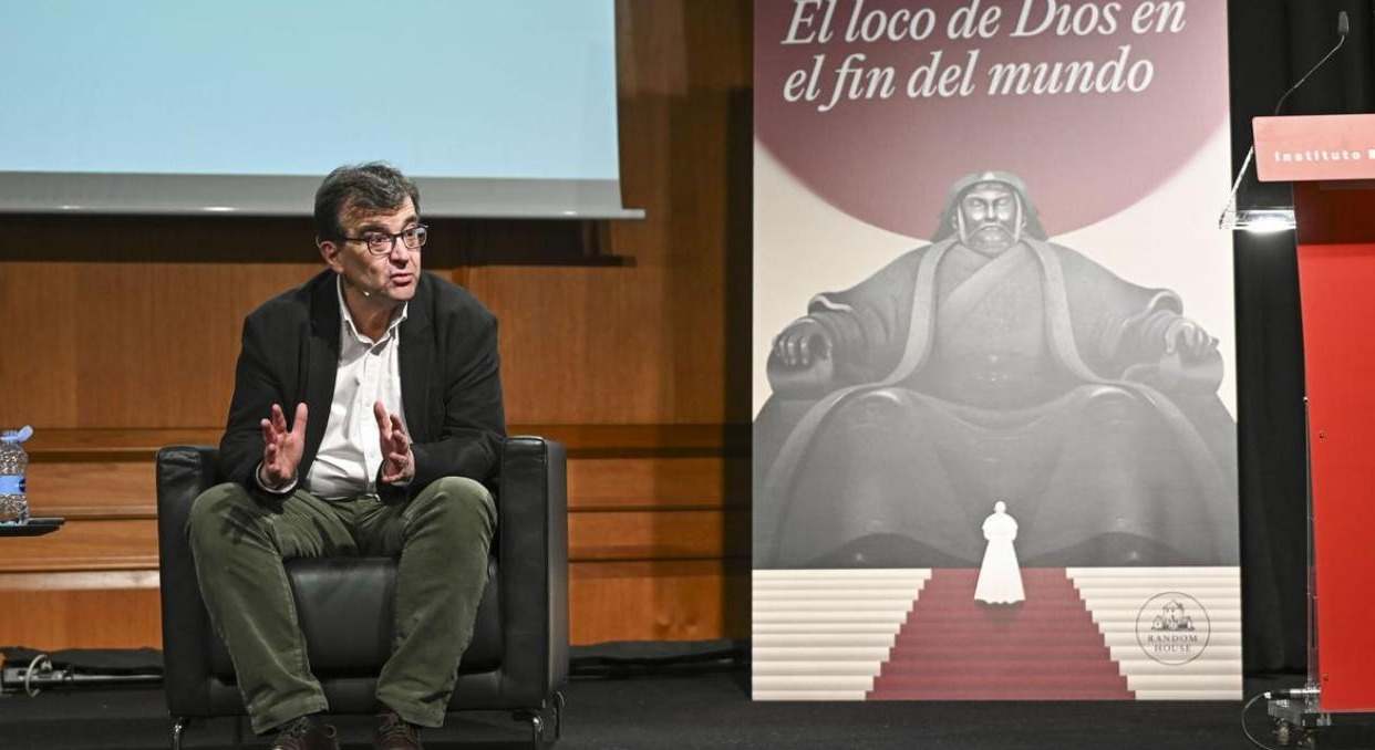 Javier Cercas en la presentación de su libro 'El loco de Dios en el fin del mundo'.
