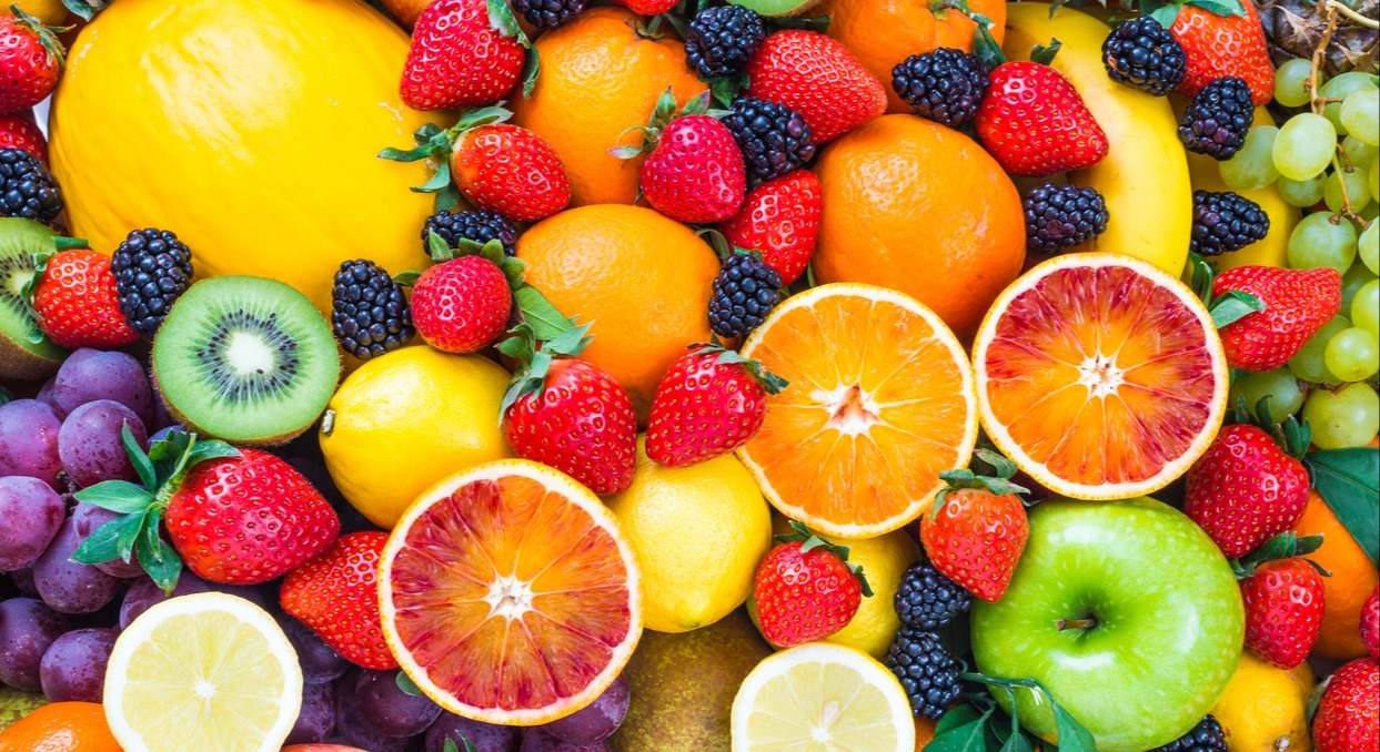 Descubre los mitos y verdades sobre qué tipo de frutas es mejor evitar por la noche y cuáles son las mejores opciones para consumir antes de acostarse.