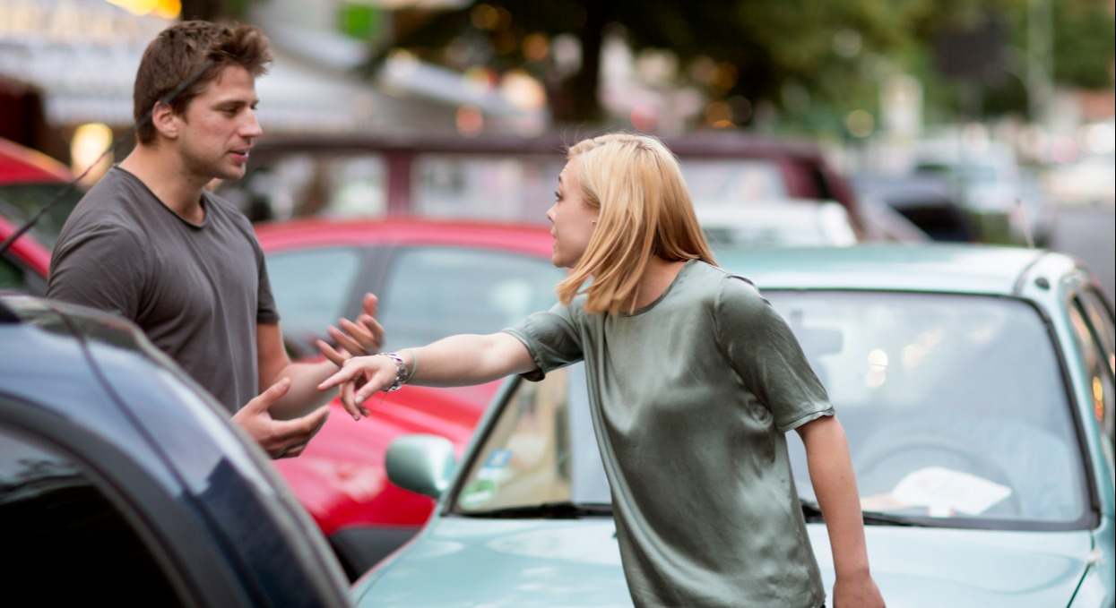 Pelea entre un hombre y una mujer en medio de un atasco de coches