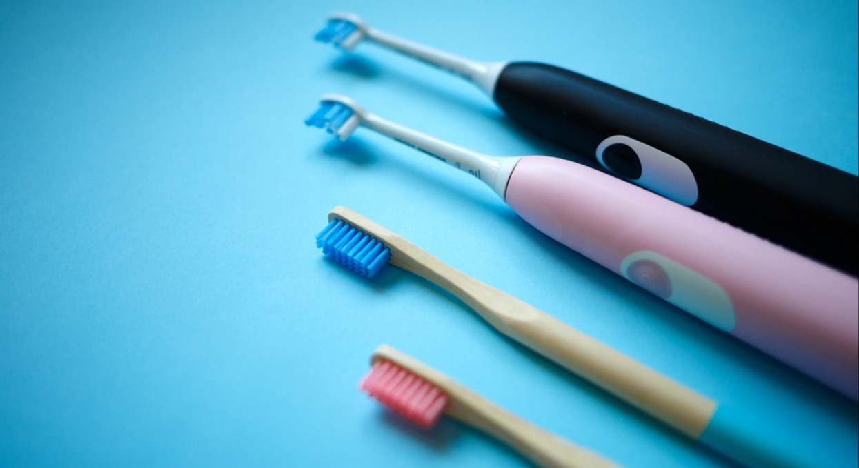 La higiene bucal es muy importante y cepillarnos los dientes es una rutina necesaria. Muchas veces surge la duda de si elegir un cepillo eléctrico o manual. Te contamos las ventajas e inconvenientes de cada uno en este post.