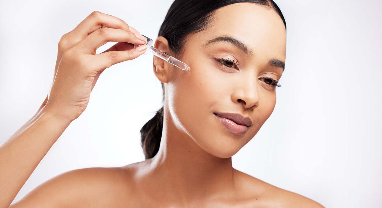 ¿Cómo ayuda el retinol a la salud de nuestra piel? Te contamos las claves aquí.