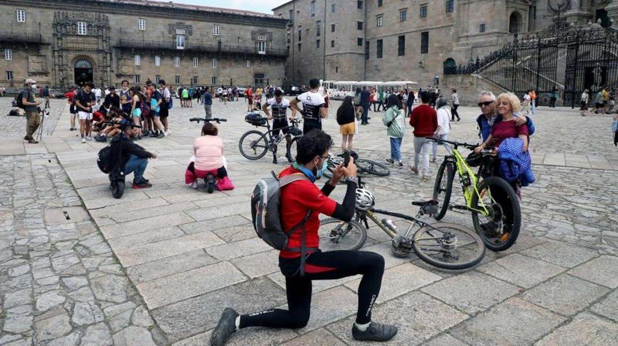 Turistas y peregrinos en la Plaza del Obradoiro en Compostela.