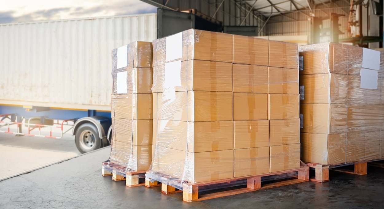 palé con cajas precintadas