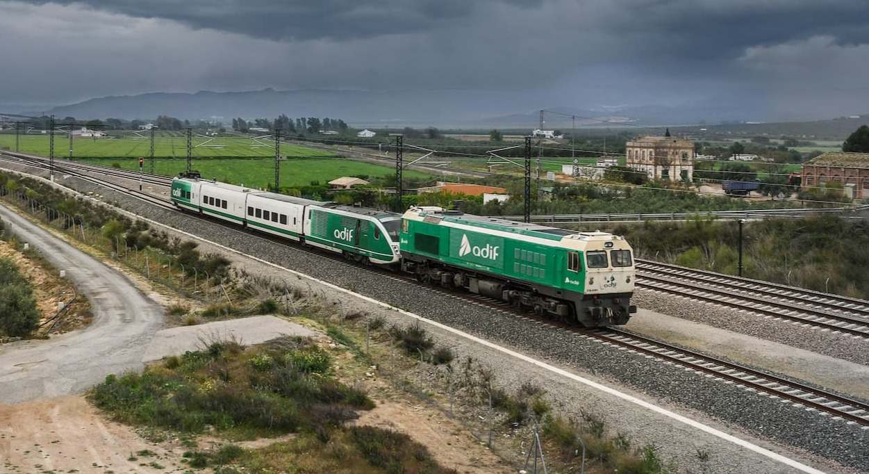 Locomotora de Adif traccionando su tren auscultador BT2 en Antequera (Málaga) / Foto: Cesare Sapienza