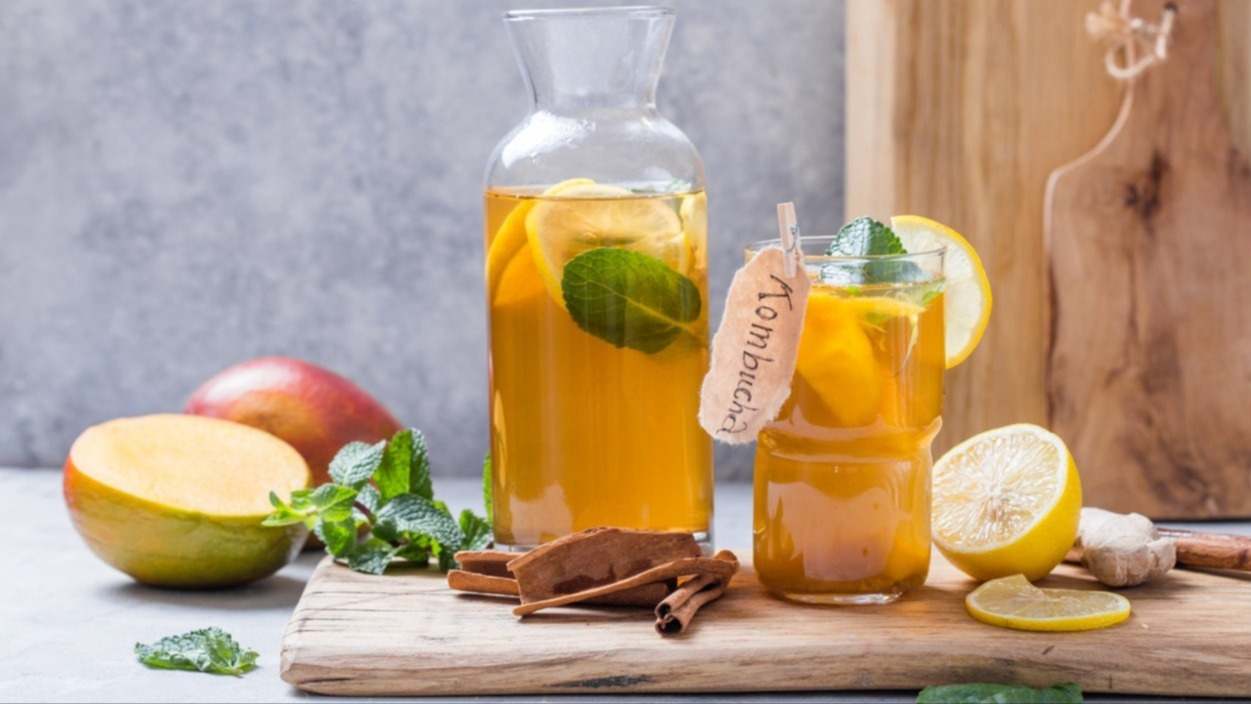 ¿Qué pasa si bebes kombucha a diario? ¿Cuánta cantidad puedes beber al día? ¿Cuáles son sus beneficios y propiedades? Descúbrelo en este artículo