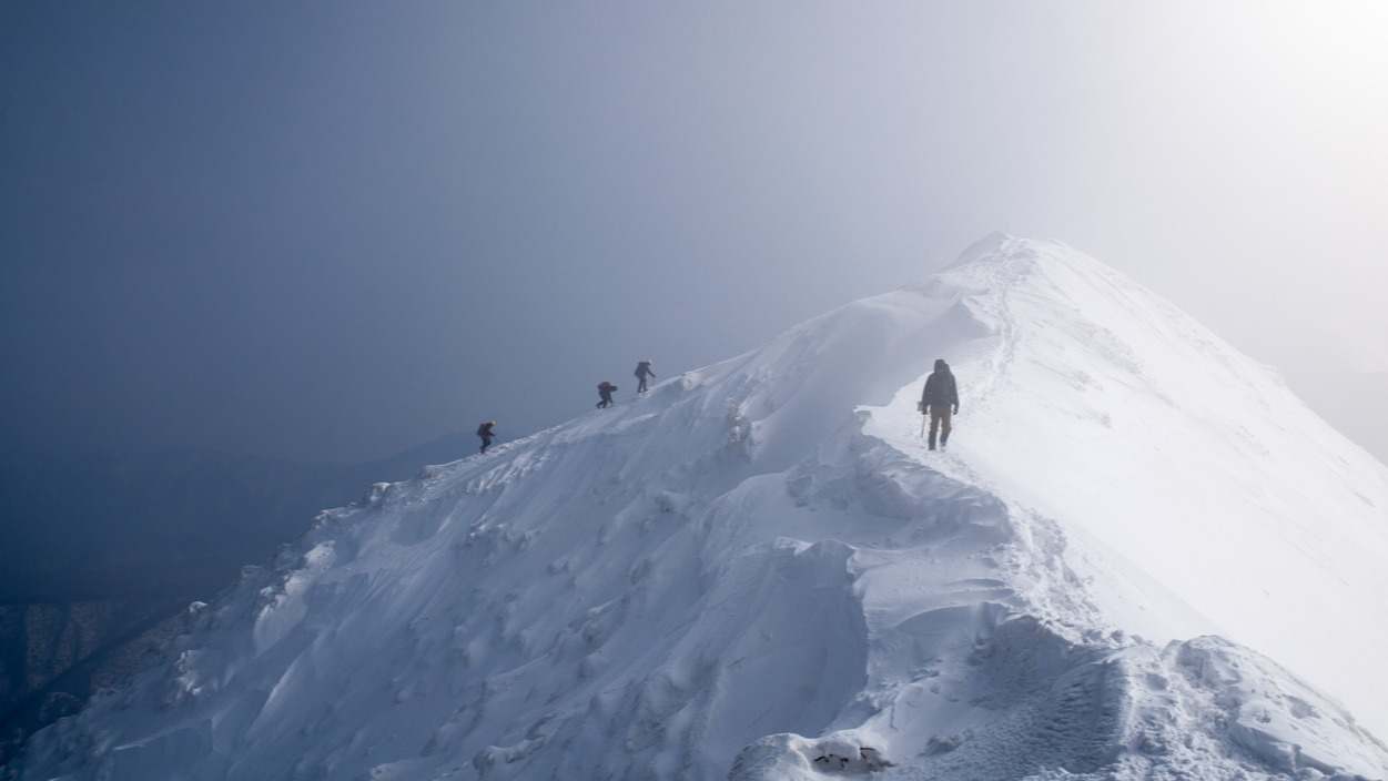 Alpinistas bajando una montaña