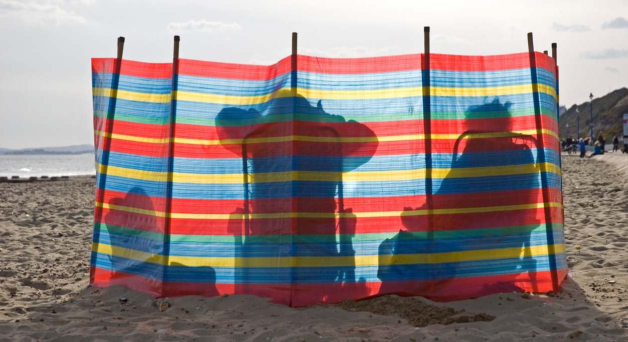 cortavientos en la playa