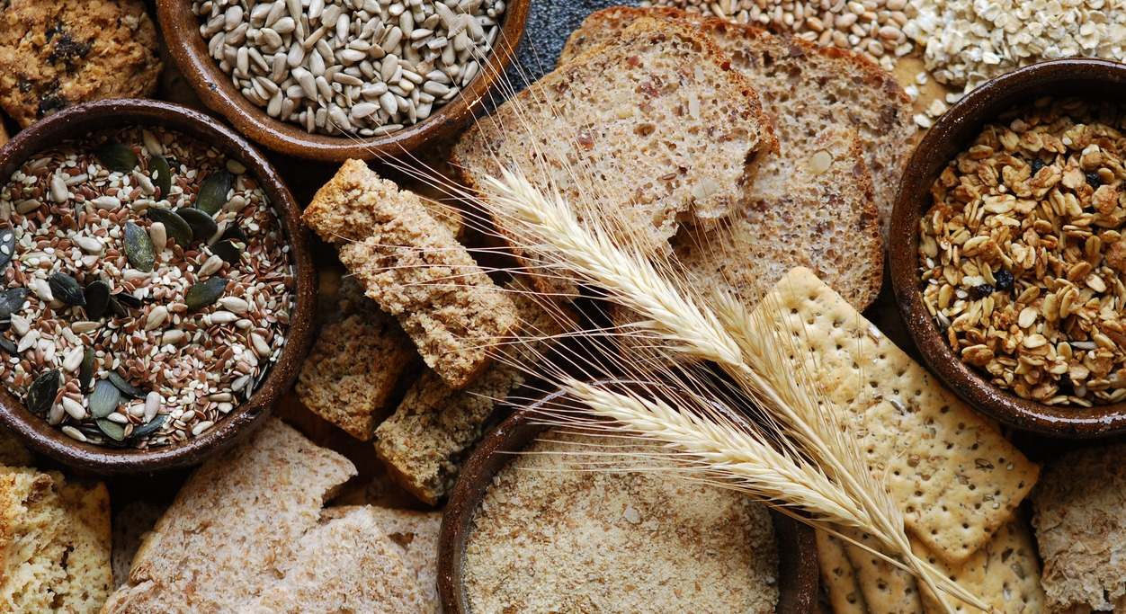 Descubre si los alimentos integrales realmente engordan menos, sus propiedades, beneficios y cómo identificar productos verdaderamente integrales.