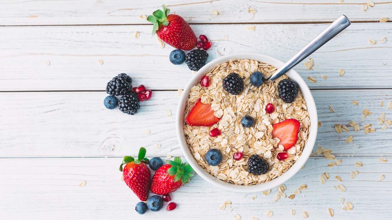 La avena es una de las mejores opciones para el desayuno. En este artículo te contamos sus principales beneficios para la salud y tres recetas para prepararla en casa.