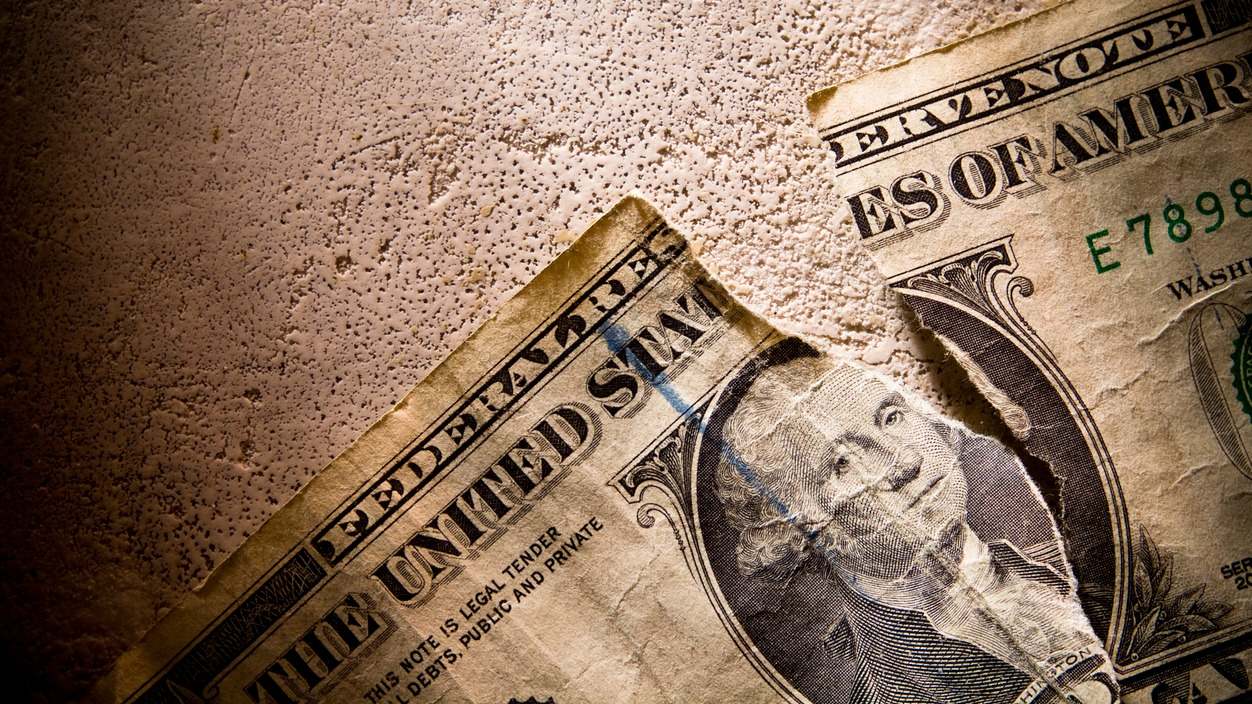 Dólar roto (iStock)