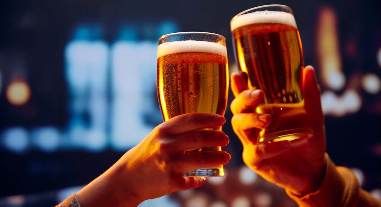 Conoce los riesgos y efectos de consumir cerveza a diario. ¿Qué pasa si bebes cerveza todos los días? ¿Con qué frecuencia es recomendable tomarla?