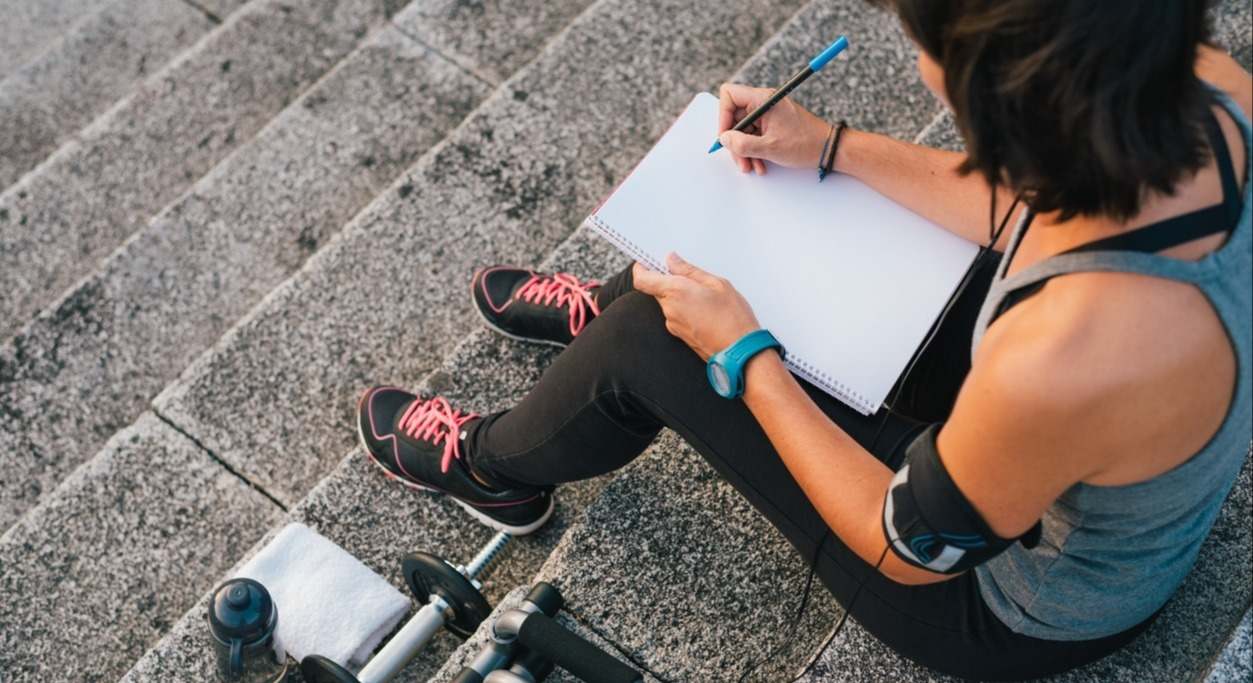 Un plan de entrenamiento bien diseñado puede ayudarte a bajar de peso sin el riesgo de lesionarte o sobrecargar tu cuerpo.