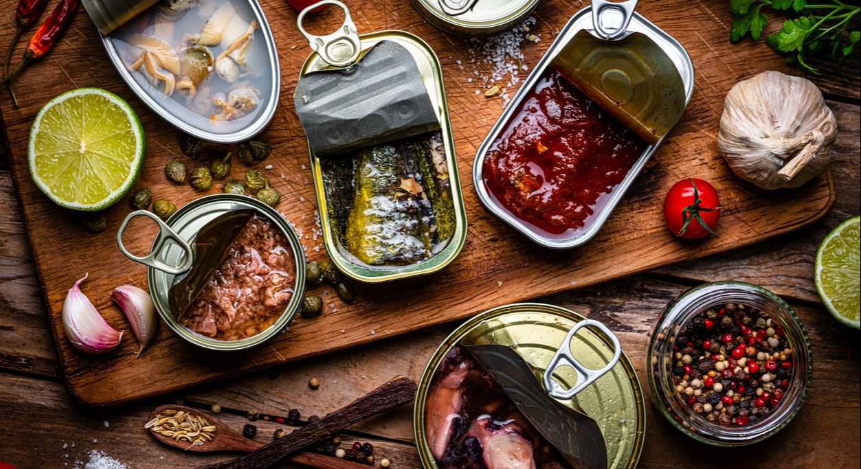 Diferentes tipos de comida enlatada