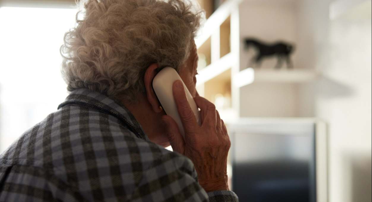 persona mayor anciana telefono