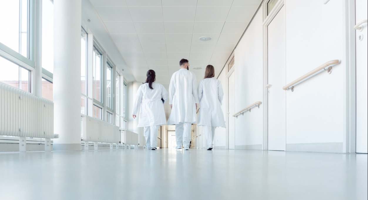 Médicos en un hospital