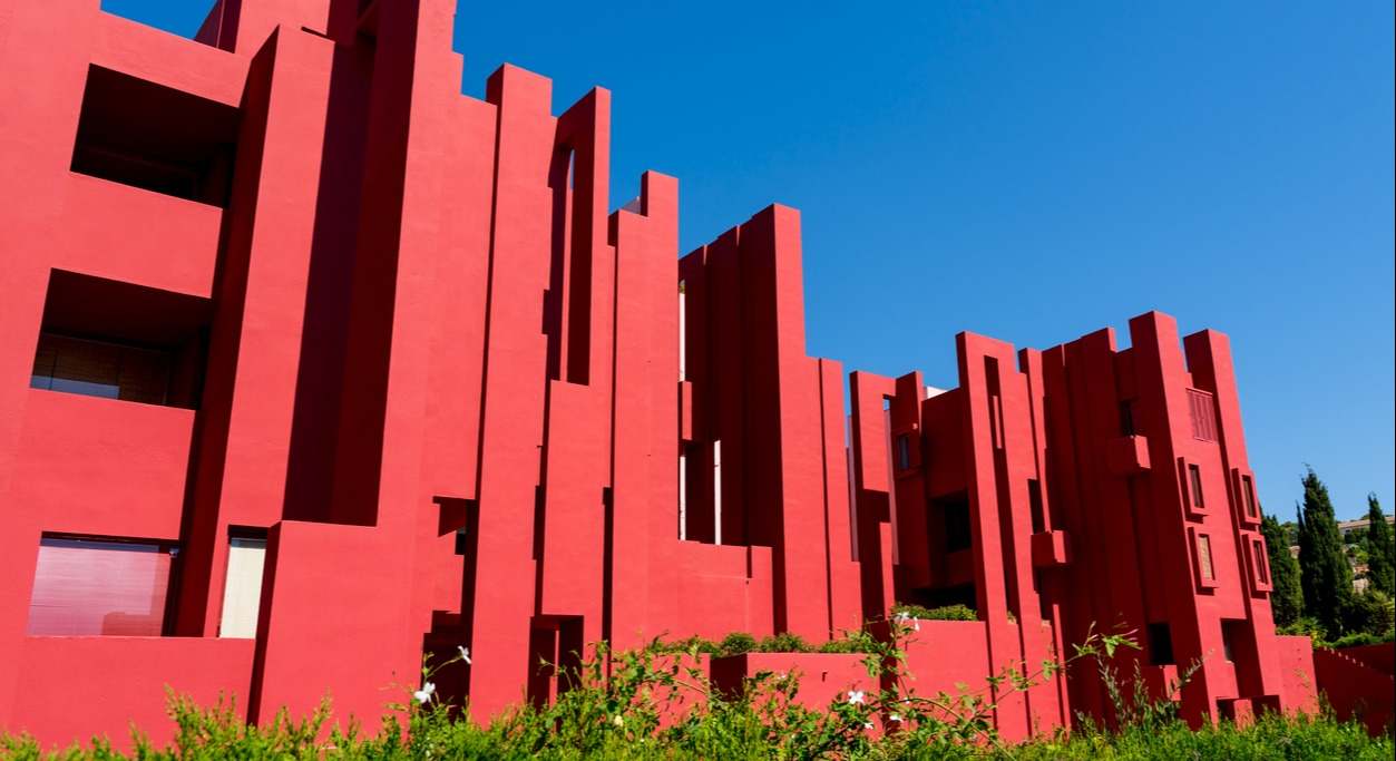 El complejo de apartamentos posmoderno 'La Muralla Roja', la pared roja, por el arquitecto Ricardo Bofill en Calpe, España