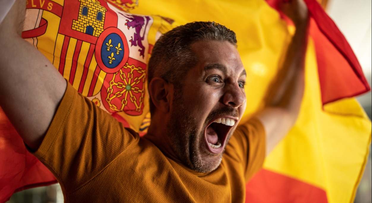 un aficionado español celebra eufórico un triunfo de la selección