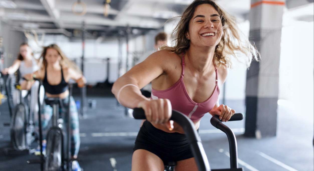 Descubre la nueva disciplina de moda, la competición Hyrox. Te contamos en que consiste en este artículo.
