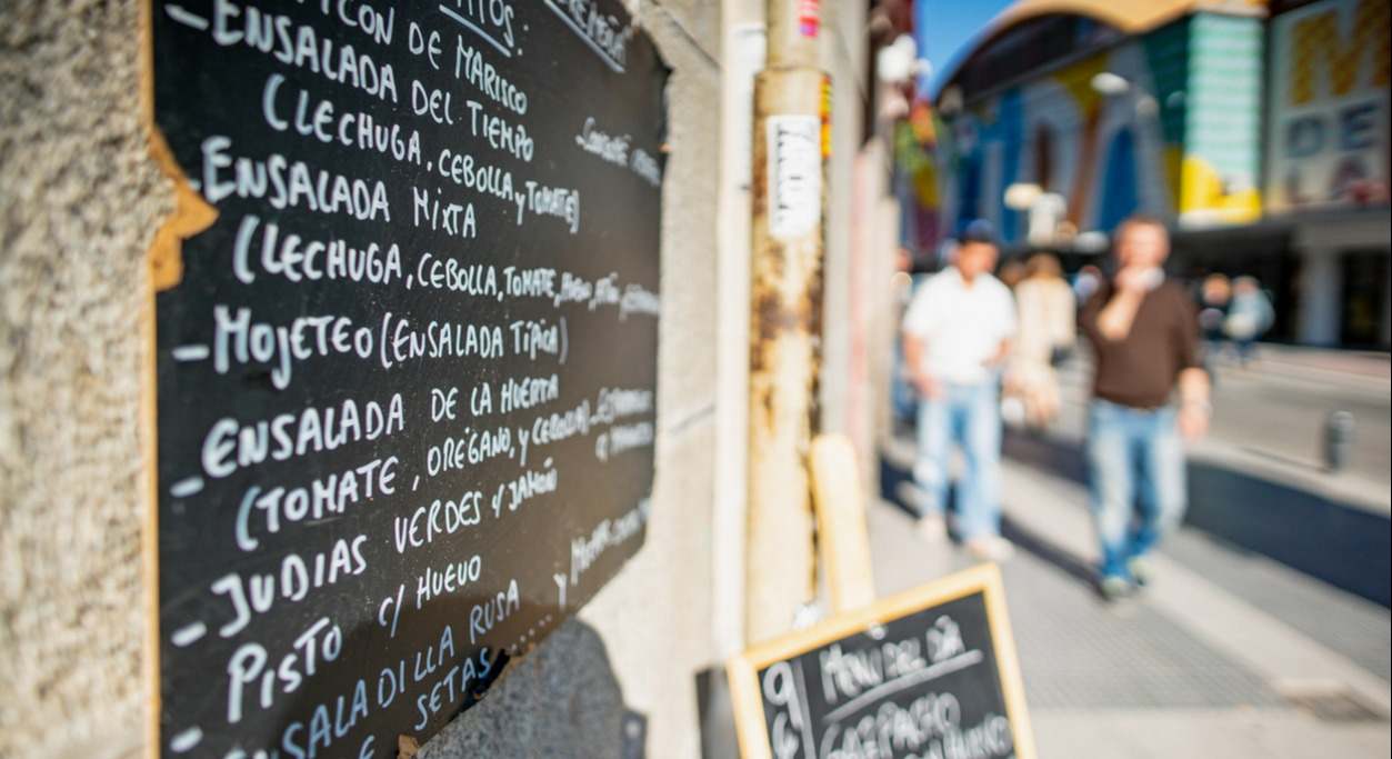 cartel que anuncia el menú del día de un restaurante