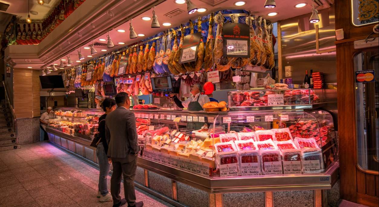 Vista interior de una tienda de jamón, Madrid, España
