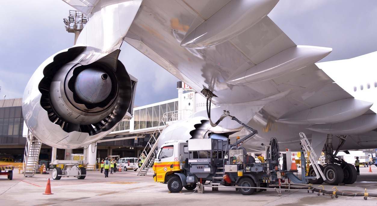 Repostaje de un avión comercial
