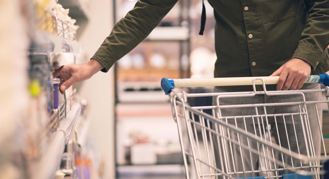 un cliente haciendo la compra en un supermercado