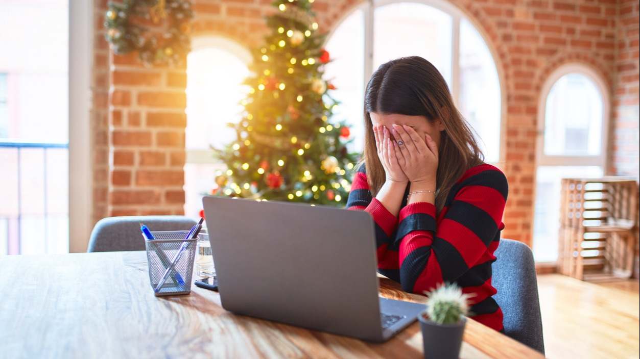 mujer frente a un ordenador en Navidad