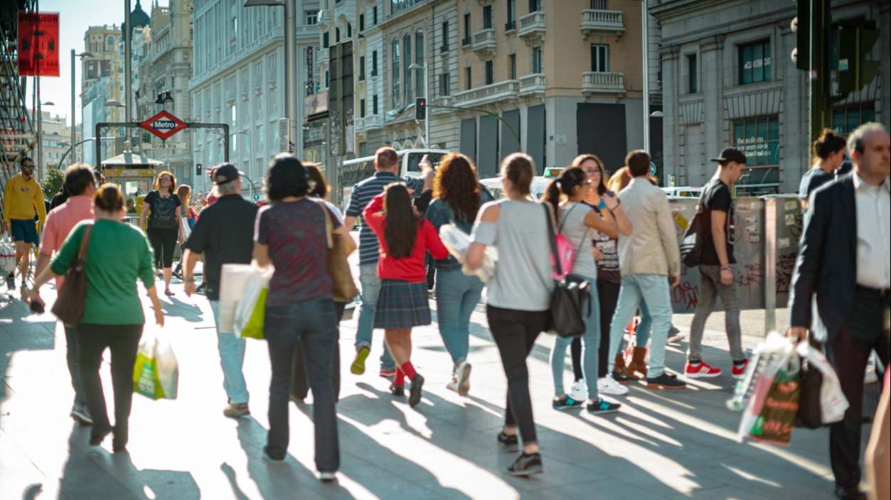 Gente paseando y haciendo compras por el centro de Madrid. Foto: iStock