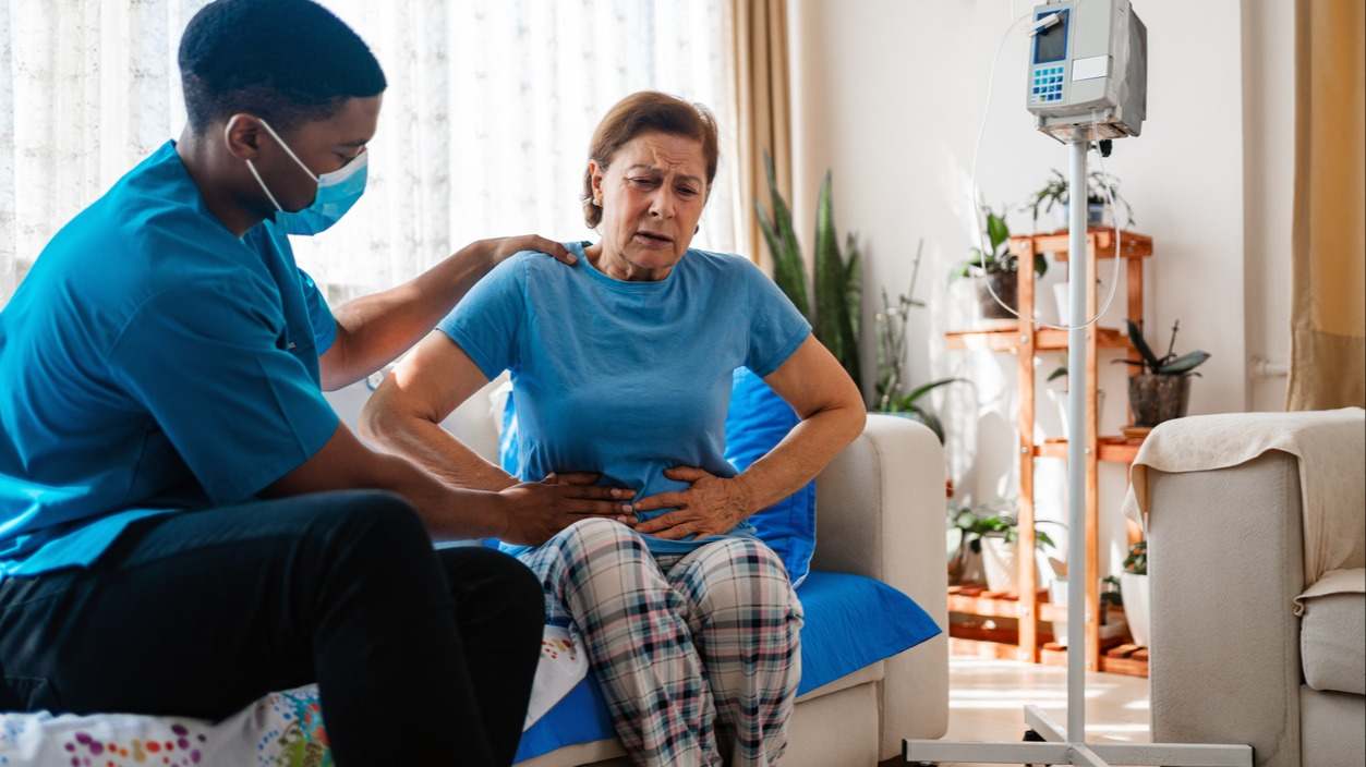 ¿Cuáles son los síntomas del Cáncer de Apéndice? Aprende a identificar esta enfermedad, la tasa de mortalidad, el tratamiento y los especialistas con los que puedes consultar