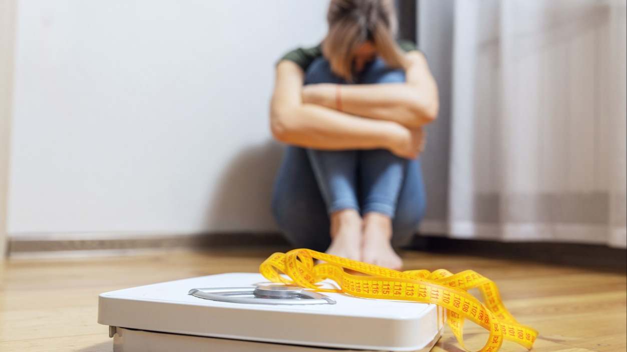 ¿Qué es la anorexia nerviosa? En este post hablaremos de qué es y el tratamiento de esta enfermedad.