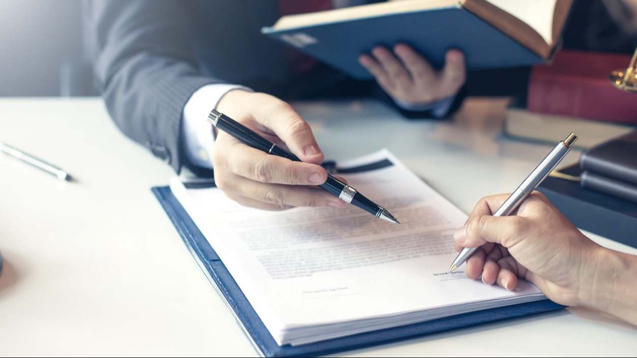 Firma de un contrato de trabajo