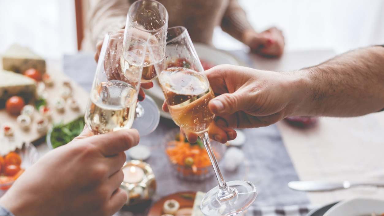 grupo de personas brinda con copas de champan o cava